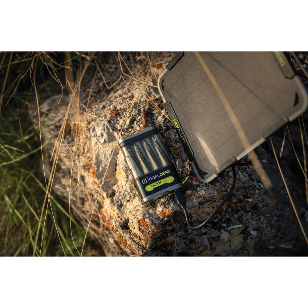 Guide 12 Portable Rechargeable Battery Pack + Nomad 5 Kit Solar
